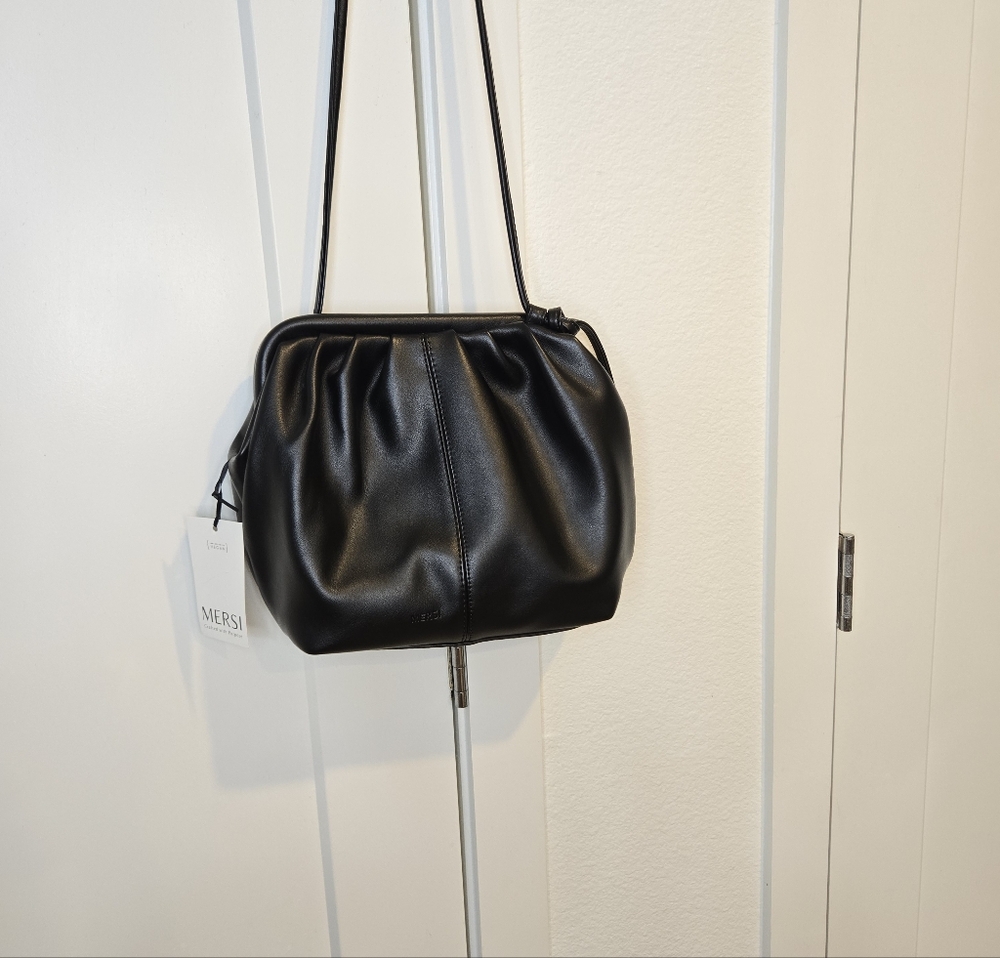 Mersi Black Leather Bag with Coral Lining - Picture 14 of 16
